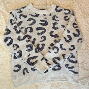 Soft, plush, cozy, jammy set. Leopard. White and blue